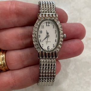 Avon analog quartz silver tone watch with elastic band New in box